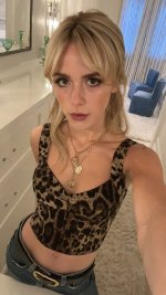 kiernan-shipka-hot-looks-v0-bntn12hmbbt81.jpg