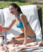 selena_gomez_sexy_bikini_paparazzi_set_leaked-NWGEYC.jpg