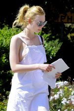 Elle-Fanning-Areola-60944.jpg